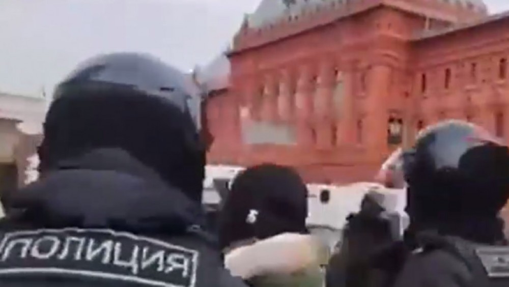 Femei arestate brusc pe stradă, în Moscova, doar pentru că s-ar putea să înceapă să critice politica statului